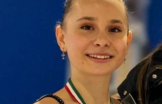Una campionessa in corsetto: la determinazione corre sui pattini