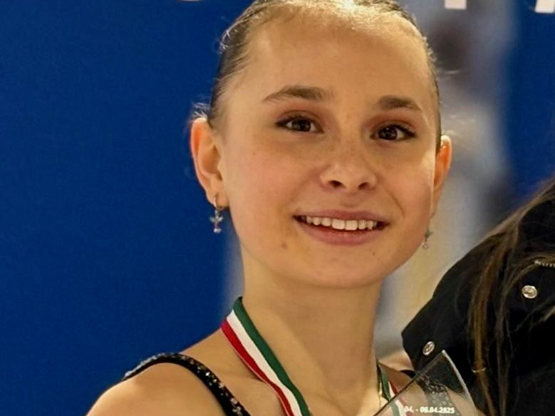 Una campionessa in corsetto: la determinazione corre sui pattini