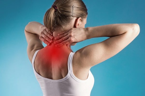 Dolore cervicale: cosa fare (e cosa evitare) per stare meglio